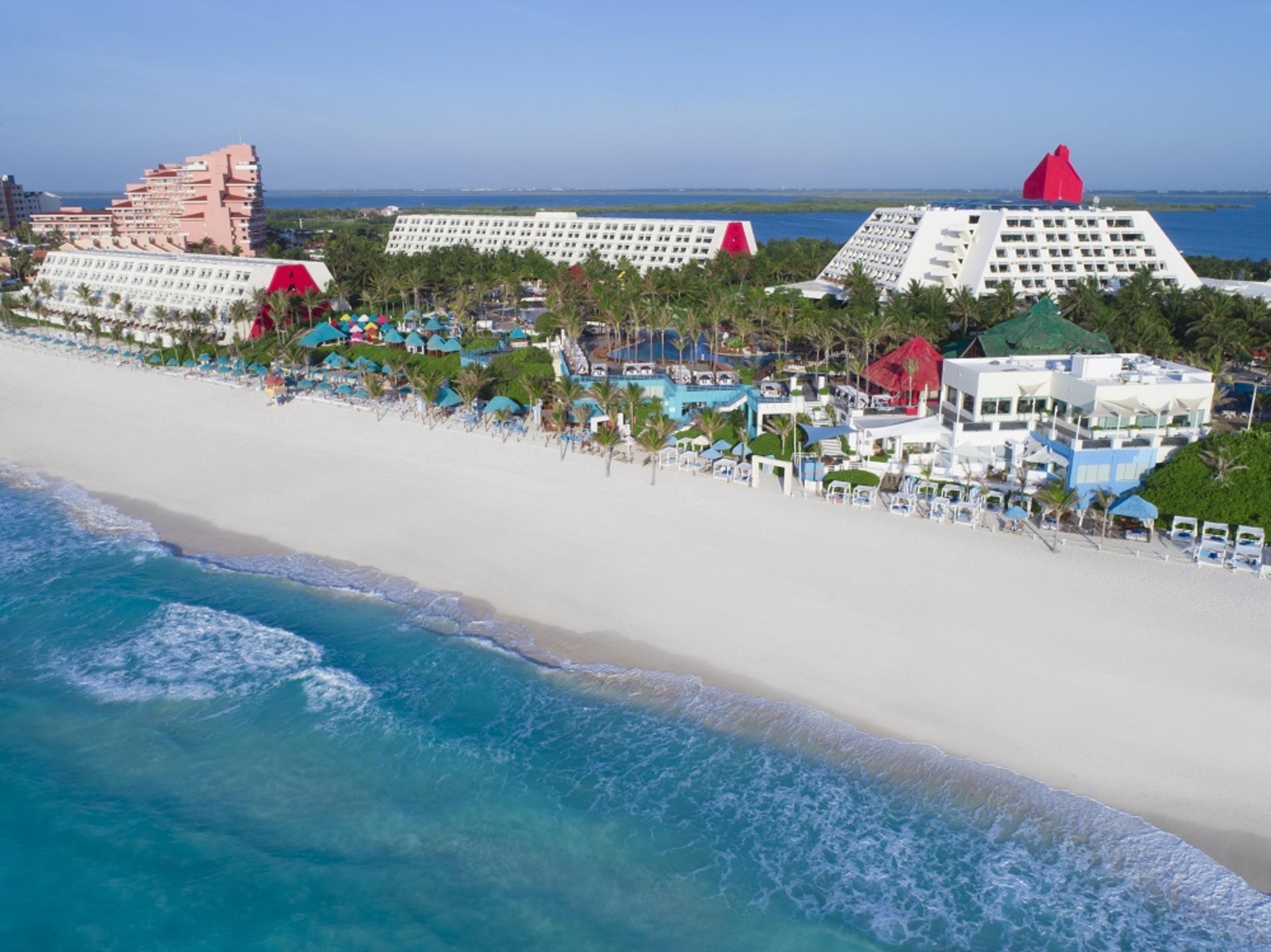 The Pyramid Cancun By Oasis Экстерьер фото Aerial view of the resort