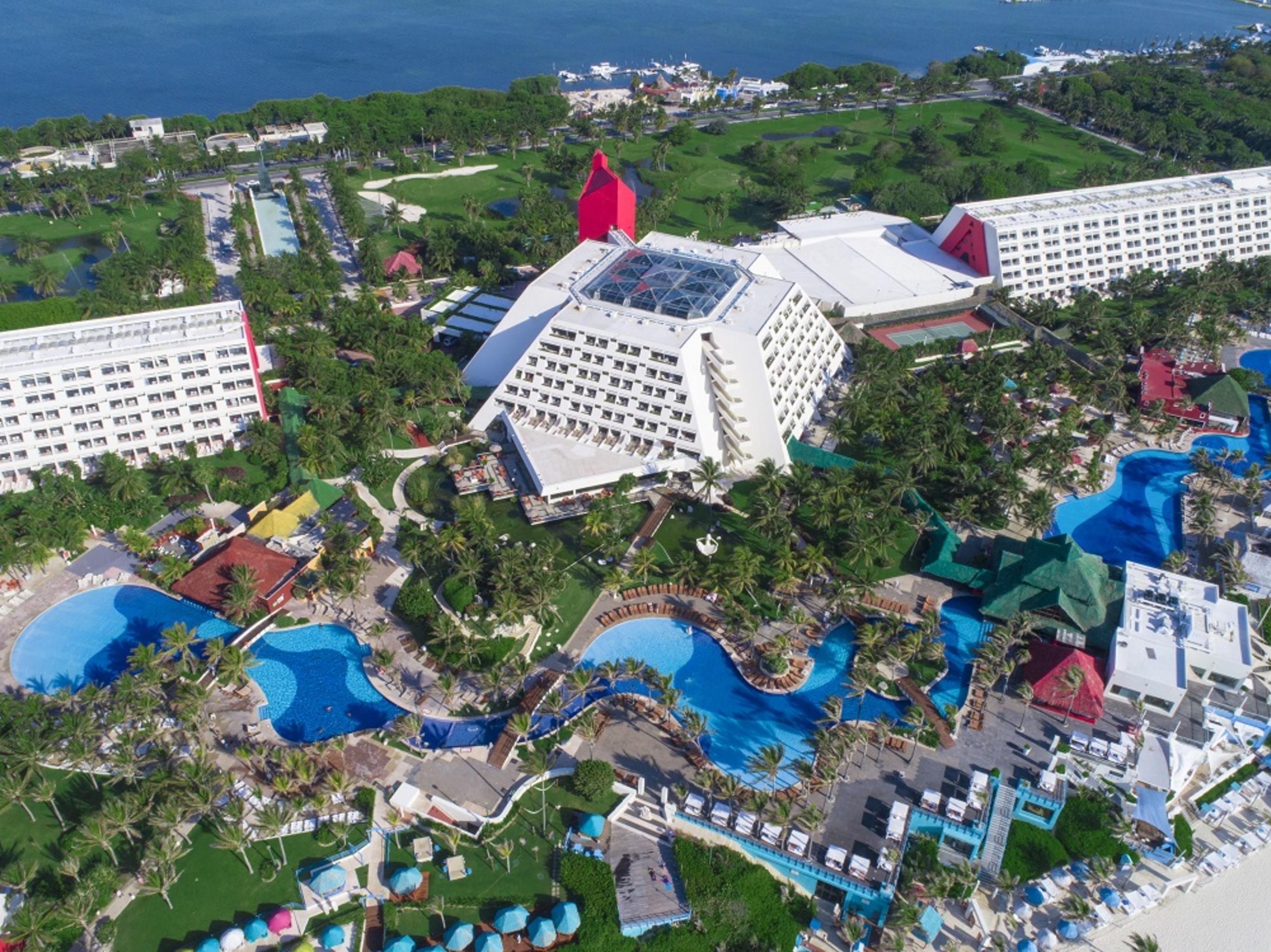 The Pyramid Cancun By Oasis Экстерьер фото Aerial view of the resort