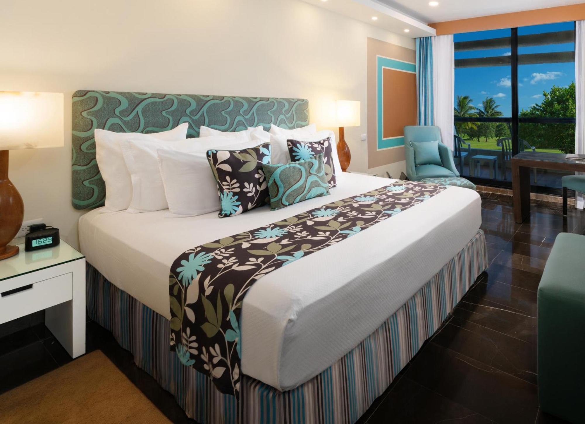 The Pyramid Cancun By Oasis Экстерьер фото A room at the Hilton La Romana