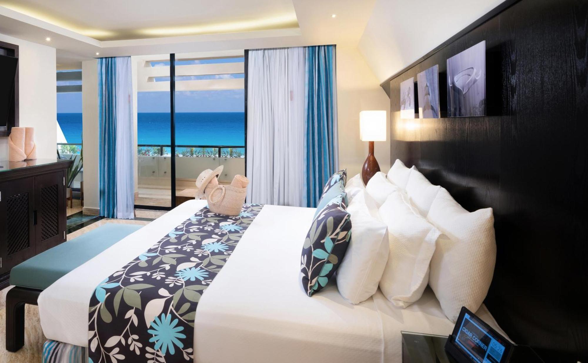 The Pyramid Cancun By Oasis Экстерьер фото A bedroom at the hotel