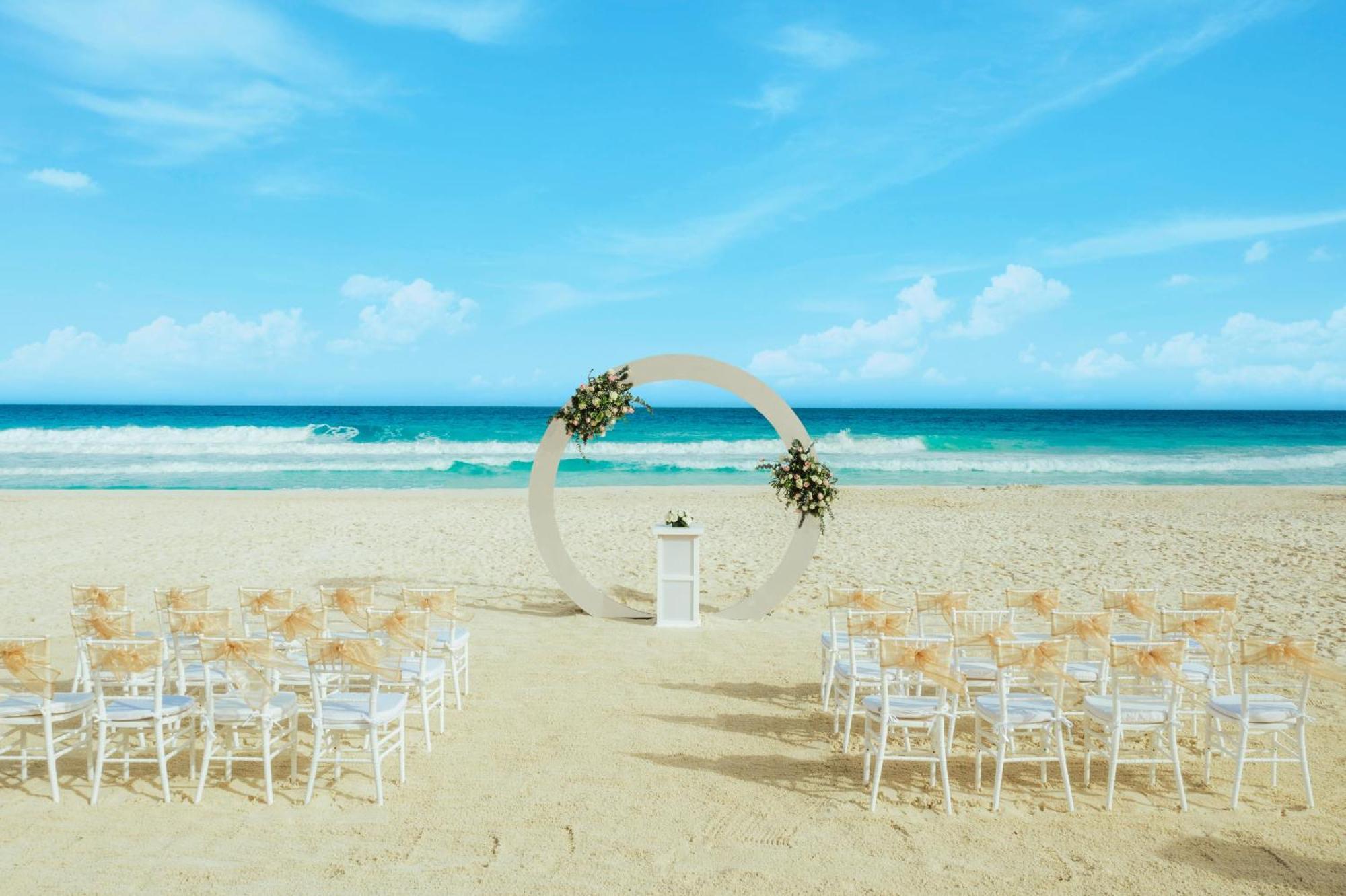 The Pyramid Cancun By Oasis Экстерьер фото Beach wedding