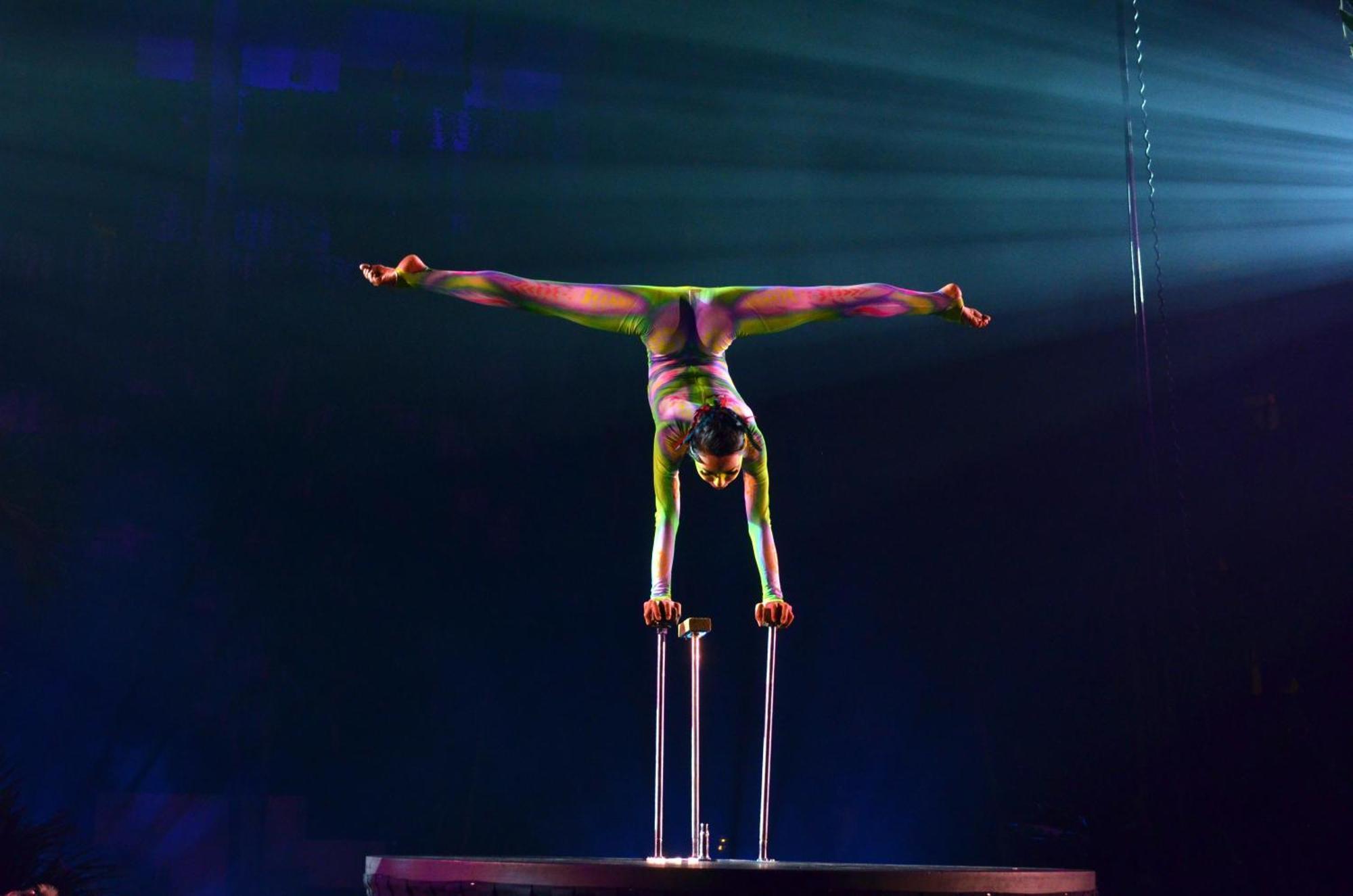 The Pyramid Cancun By Oasis Экстерьер фото A contortionist
