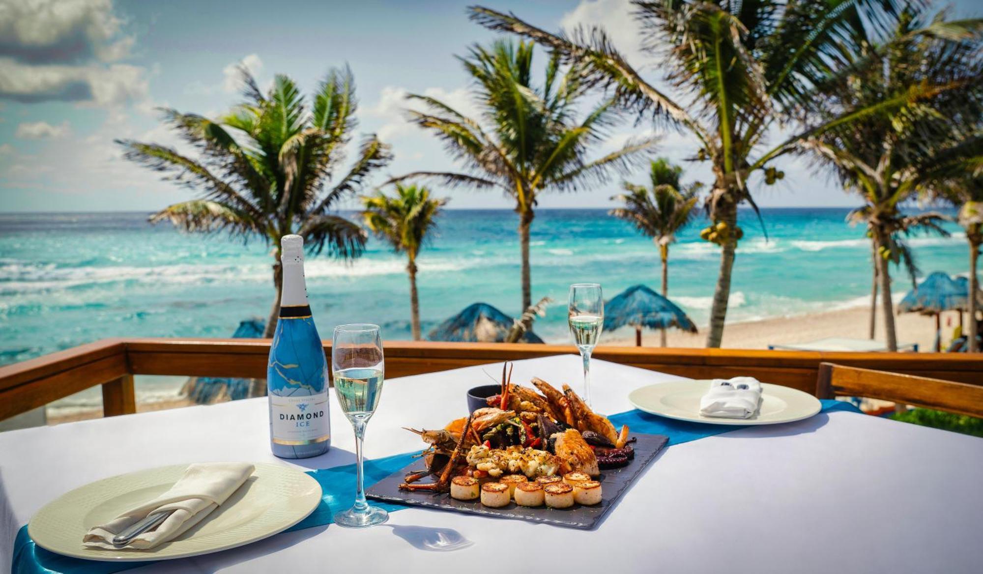 The Pyramid Cancun By Oasis Экстерьер фото Beachfront dining at the Hilton