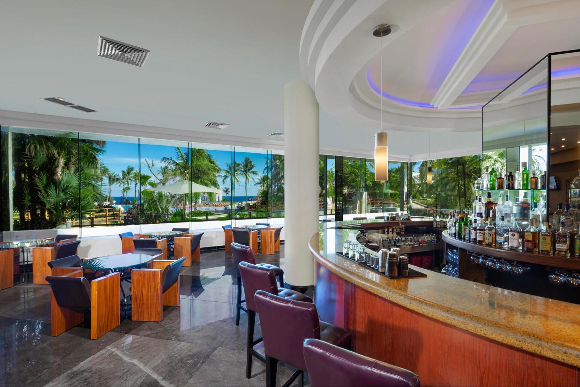 The Pyramid Cancun By Oasis Экстерьер фото The bar at the lobby