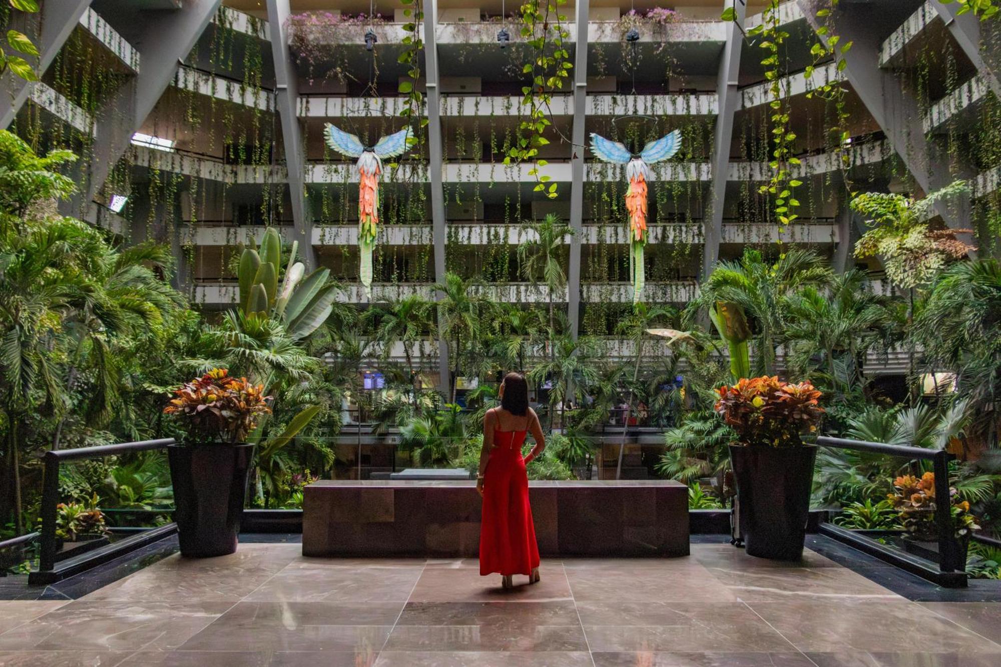The Pyramid Cancun By Oasis Экстерьер фото The interior of the hotel