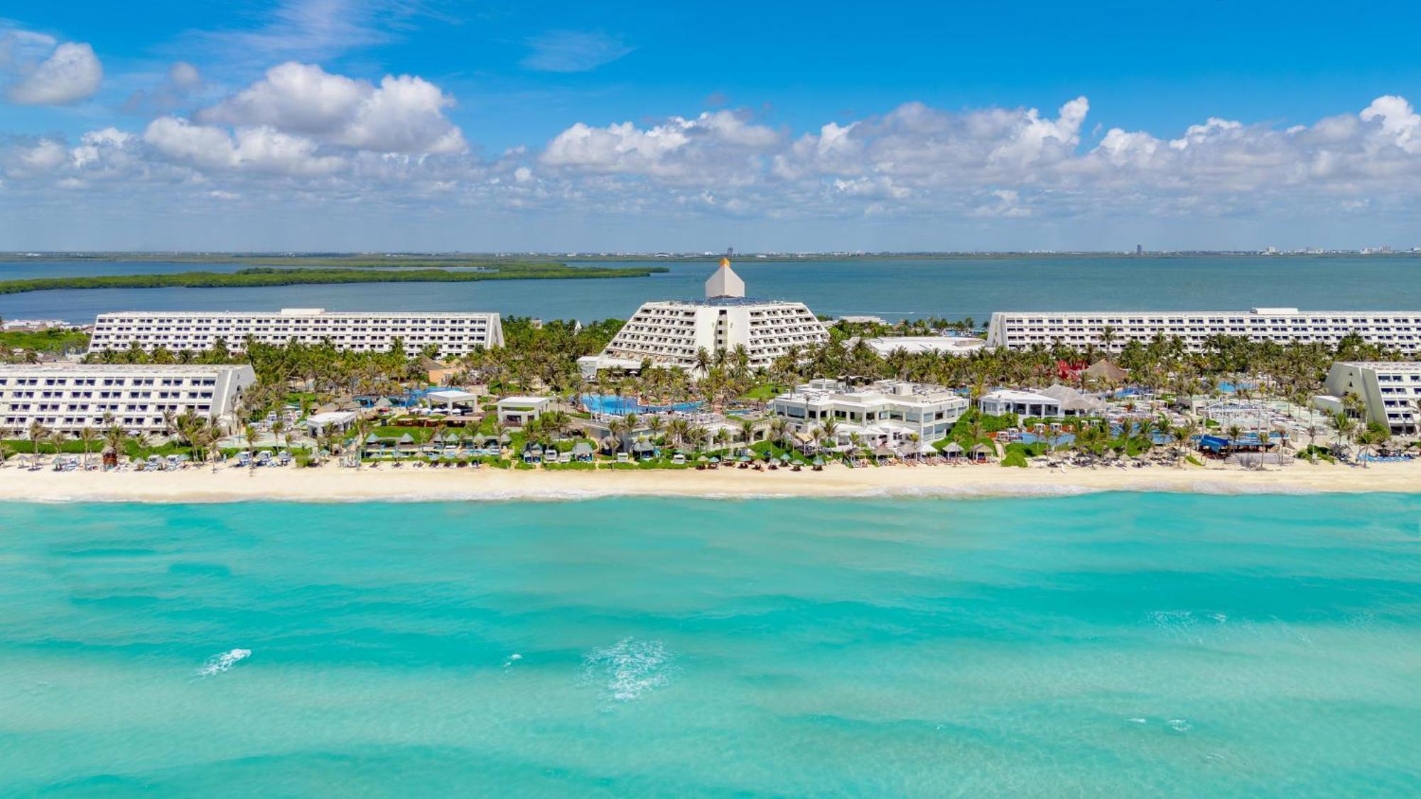 The Pyramid Cancun By Oasis Экстерьер фото Aerial view of the resort